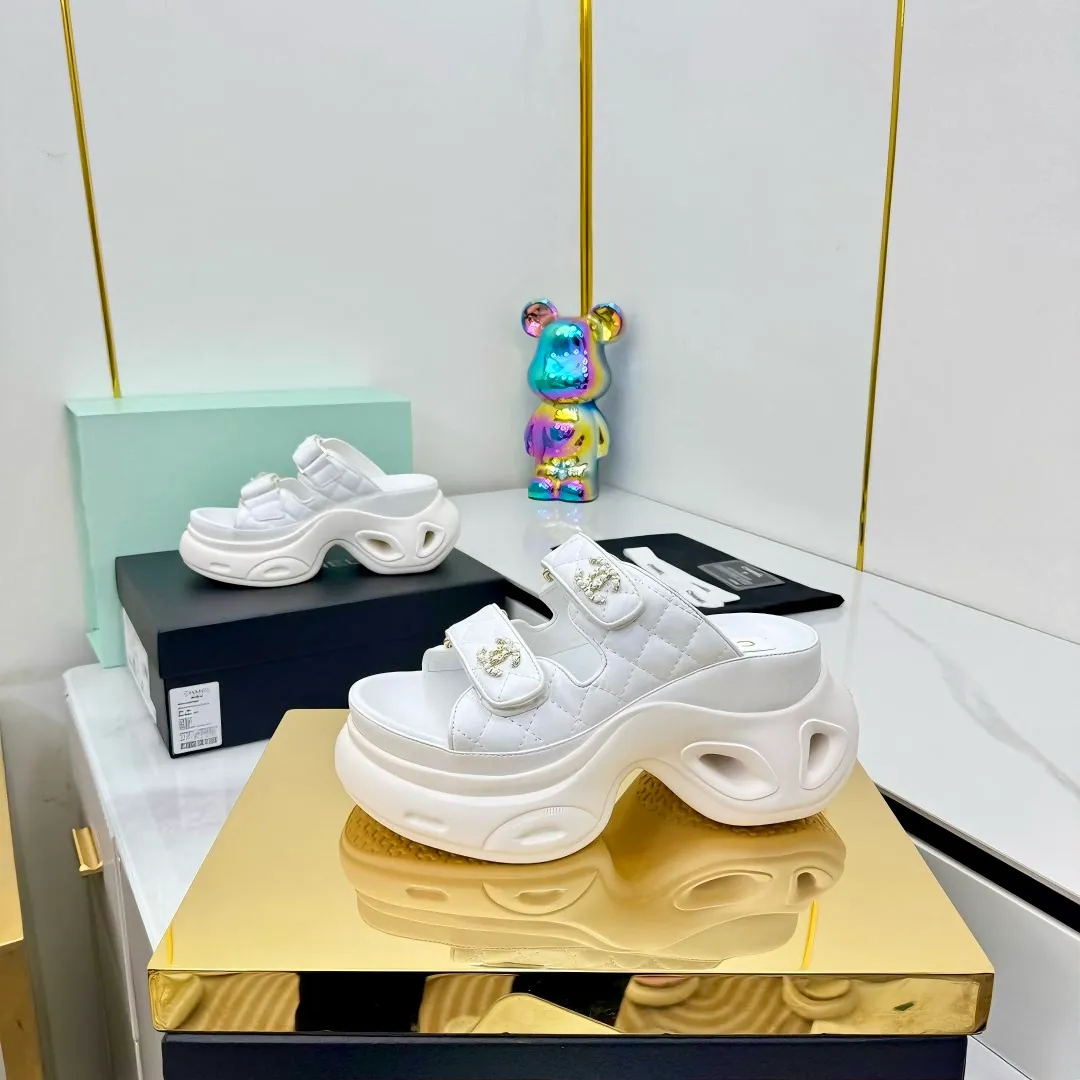 👟👟Ex-factory price 680👟👟 Top version... Chanel｜Chanel Xiaoxiang Velcro Beach Slippers Slippers Casual Beach Shoes 25ss Spring and Summer New Style! Beach shoes are a hit all over the internet! The latest model from the counter, I am still willing to buy it on my feet. It must be ranked among the most popular models. It is invincible in all seasons. Various bloggers and Internet celebrities can see the matching styles. Highly recommended. Pearlescent sheepskin upper, sheepskin lining, suede for feet. Original open-molded TPU outsole size: 35-40 (customized for 40 and 41). Full set of original packaging 👉 👉 👉 👉 👉